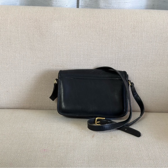 Vintage black leather Coach shoulder bag. - Picture 2 of 11